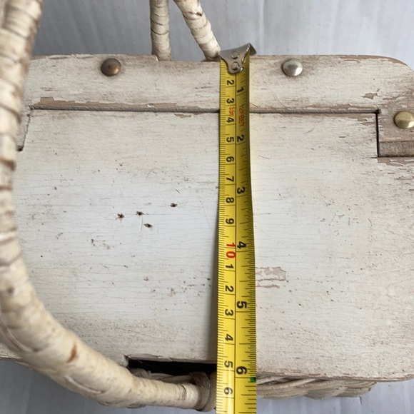 Vintage Hong Kong white distressed small basket - Picture 15 of 16
